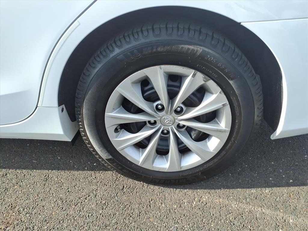 Used 2015 Toyota Camry LE image 21