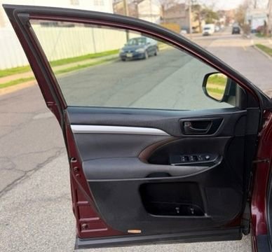 Used 2019 Toyota Highlander LE AWD/4WD image 16