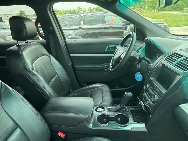 Used 2017 Ford Explorer XLT w/ Equipment Group 202A FWD image 6