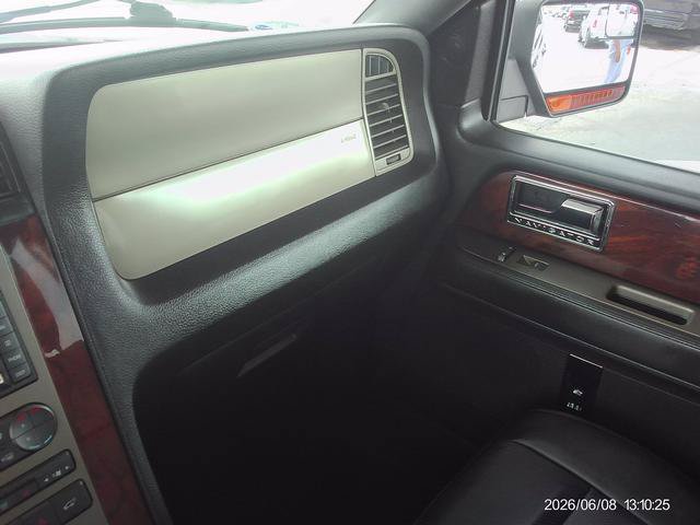 Used 2014 Lincoln Navigator 4WD image 13