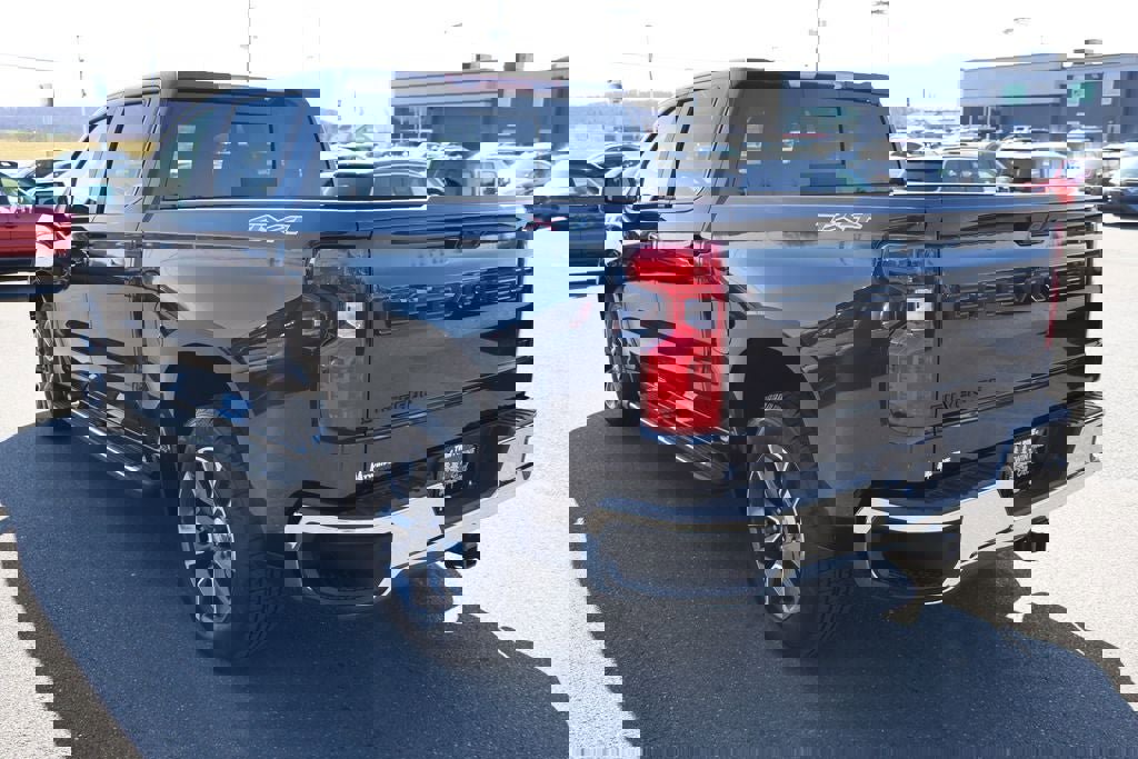 Used 2023 Chevrolet Silverado 1500 LT w/ Convenience Package II AWD/4WD image 5