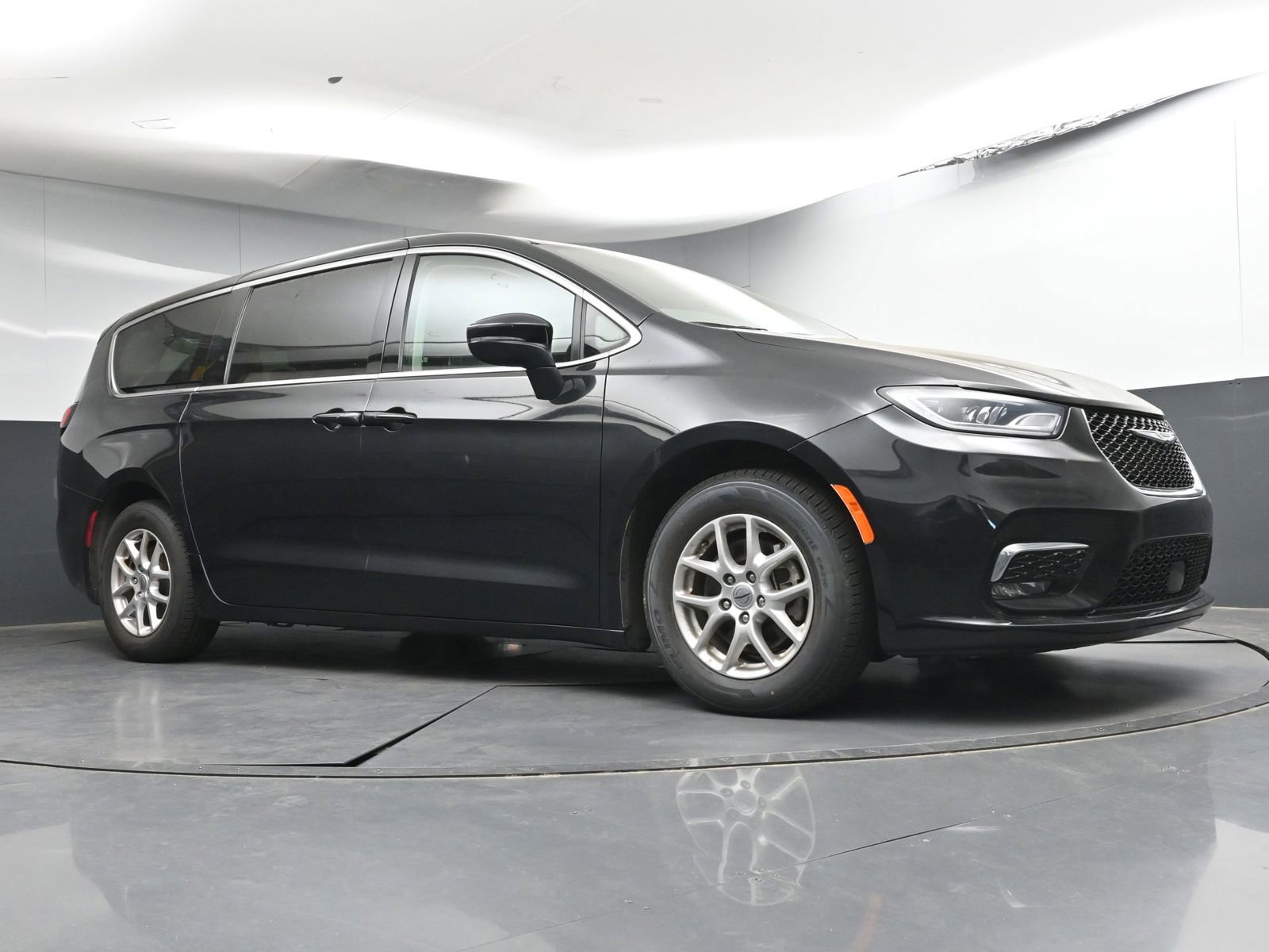 Used 2023 Chrysler Pacifica Touring-L image 26