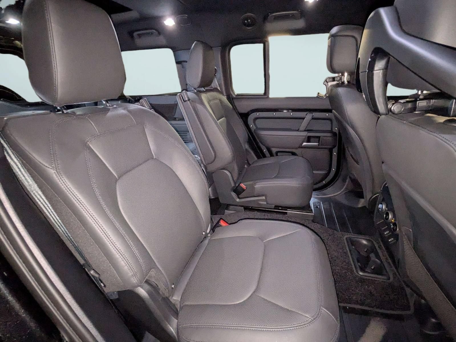 New 2026 Land Rover Defender 130 X-Dynamic SE AWD/4WD image 29