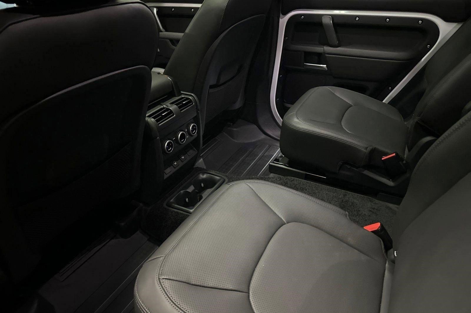 New 2025 Land Rover Defender 130 X-Dynamic SE AWD/4WD image 18