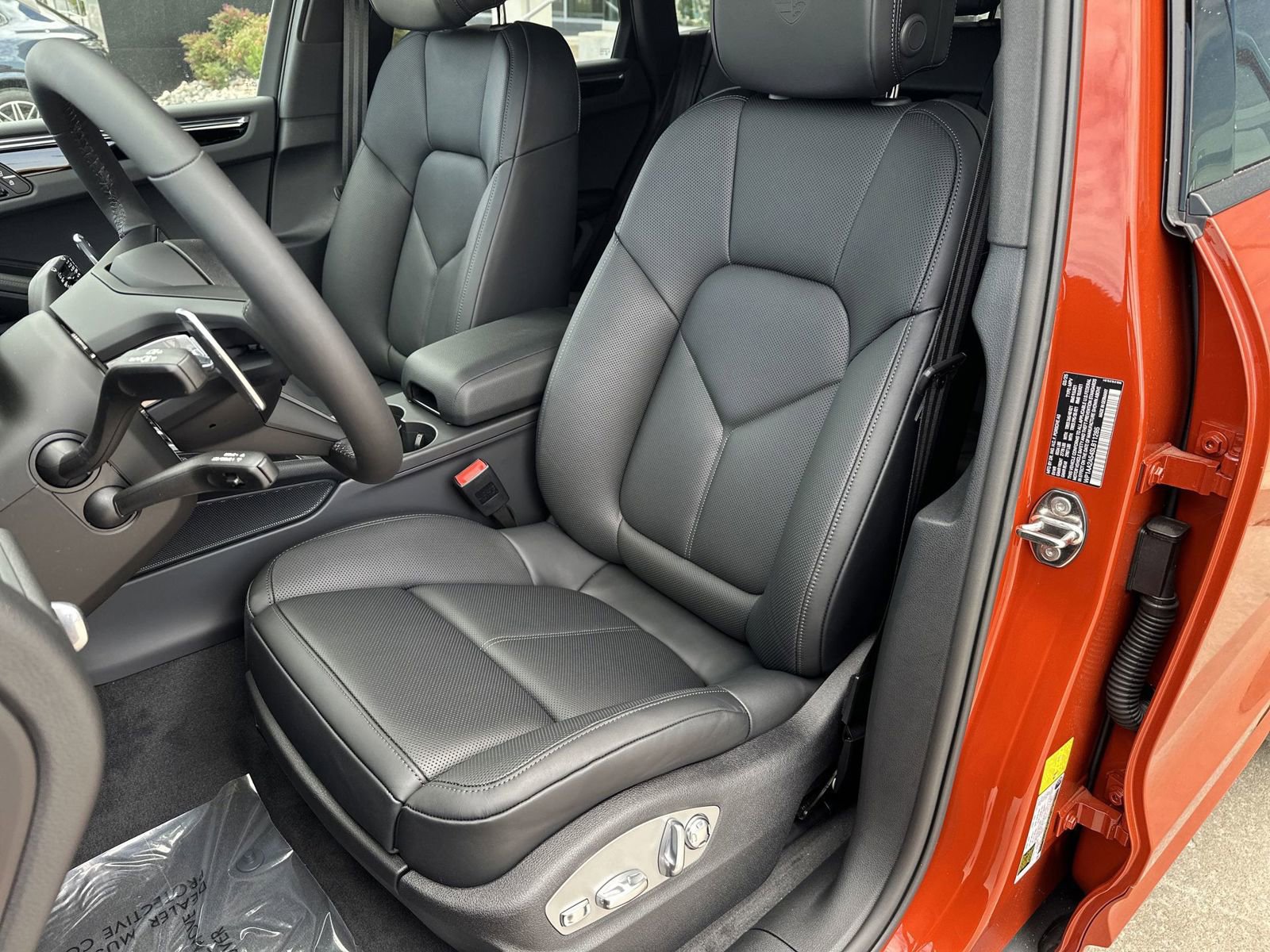 Certified 2025 Porsche Macan AWD/4WD image 5