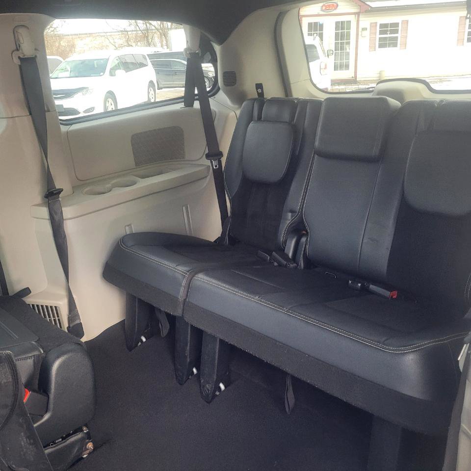 Used 2017 Dodge Grand Caravan SXT image 31