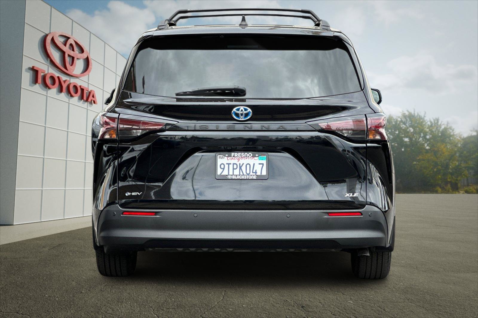 Certified 2025 Toyota Sienna XLE FWD image 4