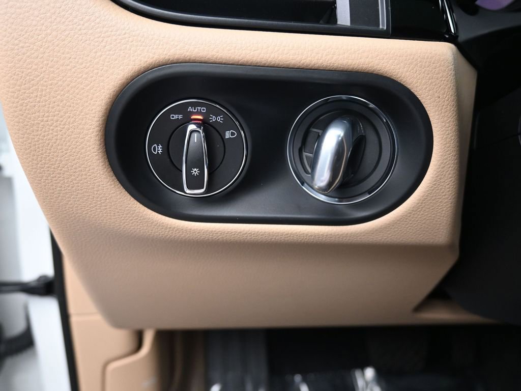 Certified 2022 Porsche Macan AWD/4WD image 24