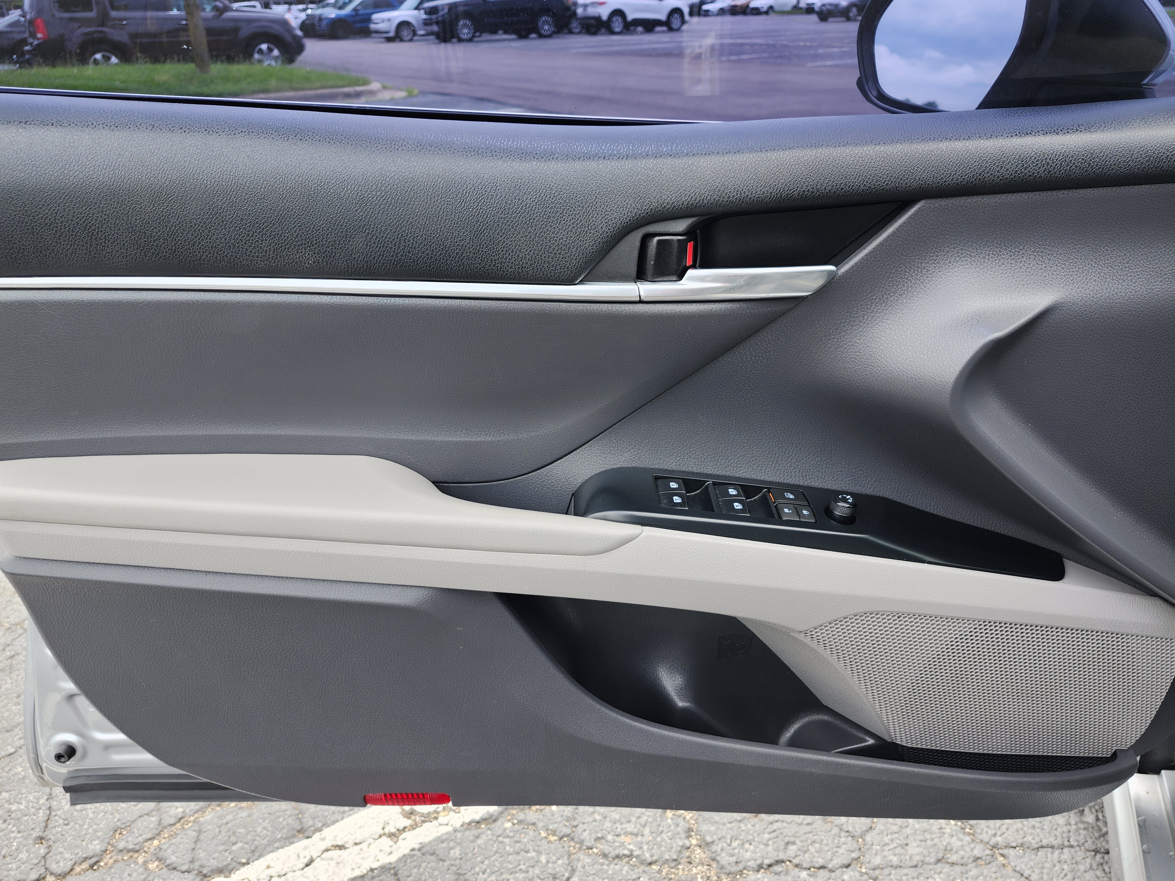 Used 2020 Toyota Camry SE FWD image 24