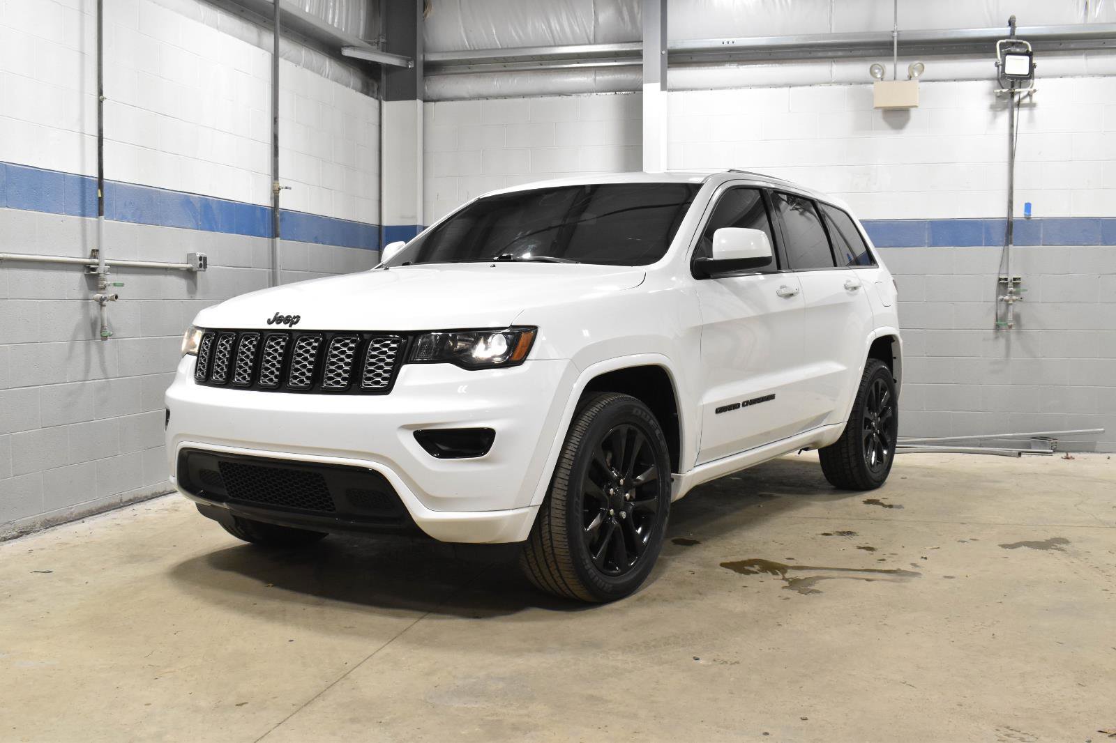 Used 2021 Jeep Grand Cherokee Laredo X image 2