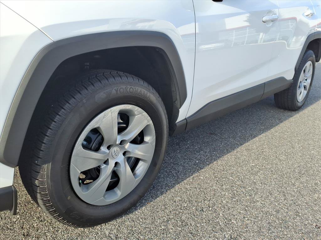 Used 2022 Toyota RAV4 LE AWD/4WD image 9