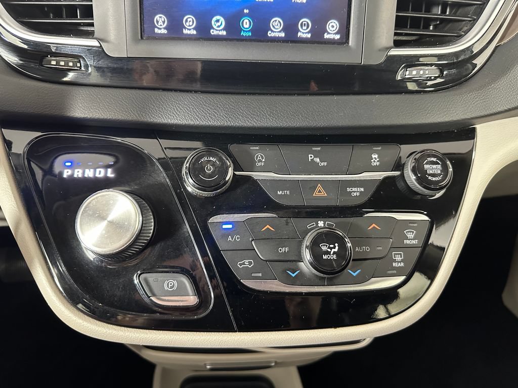 Used 2018 Chrysler Pacifica Touring-L FWD image 18