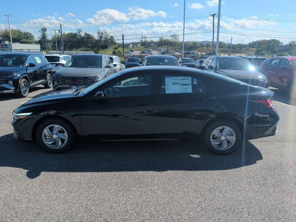 New 2026 Hyundai Elantra SE FWD image 11