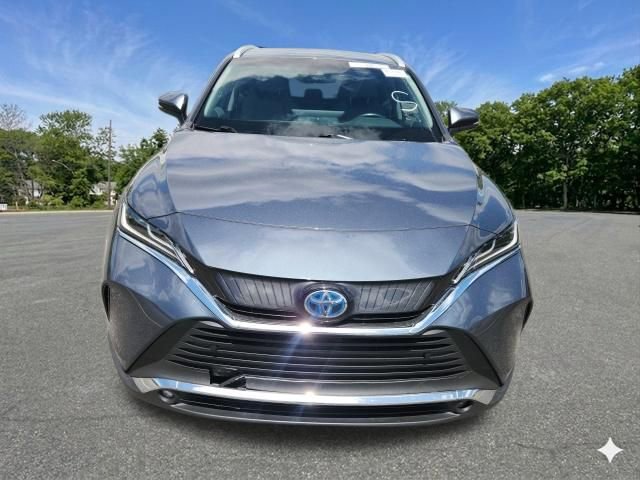 Used 2024 Toyota Venza XLE AWD/4WD image 3