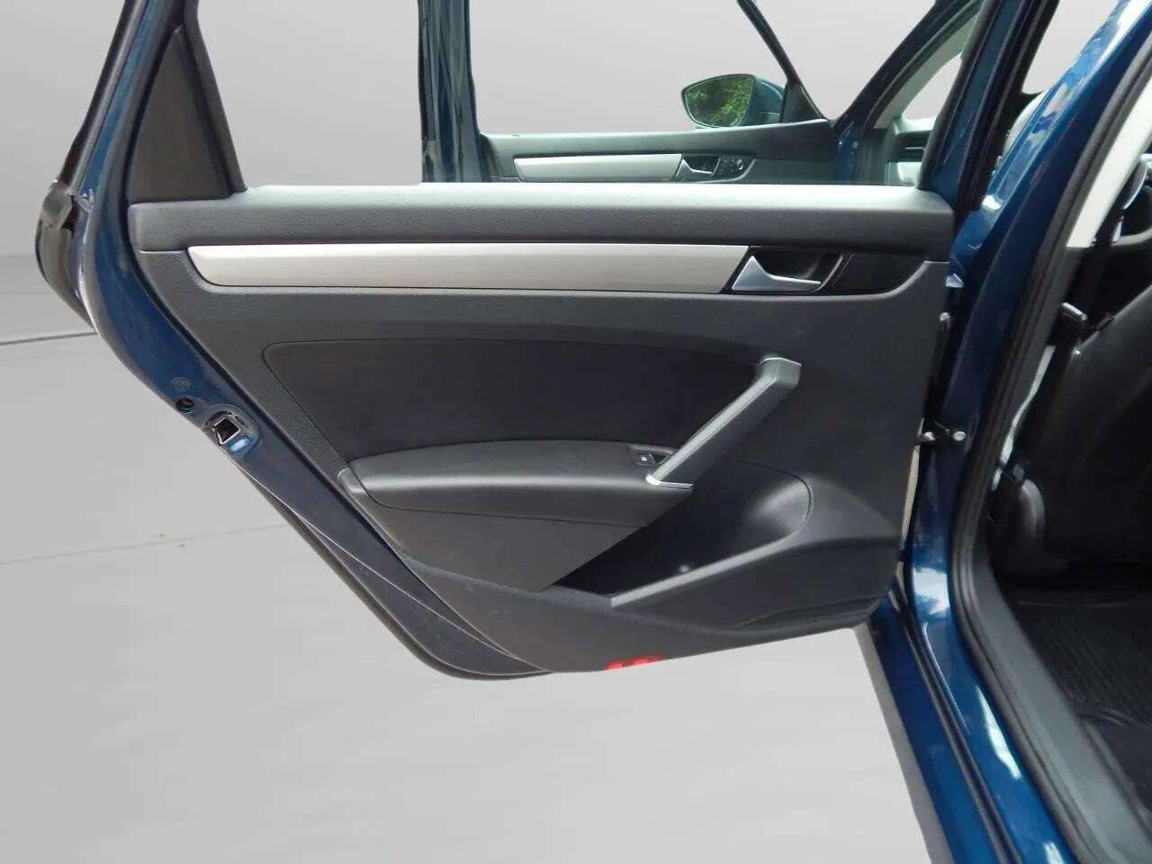 Used 2022 Volkswagen Passat 2.0T SE image 30