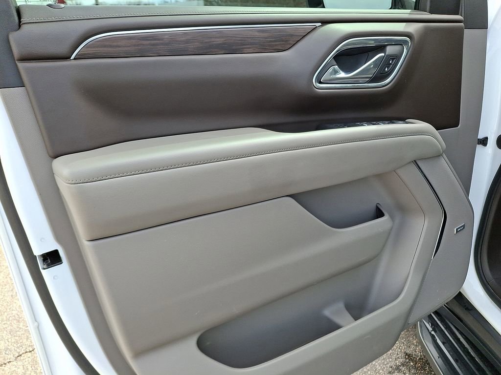 Used 2023 Chevrolet Suburban LT w/ Luxury Package image 15
