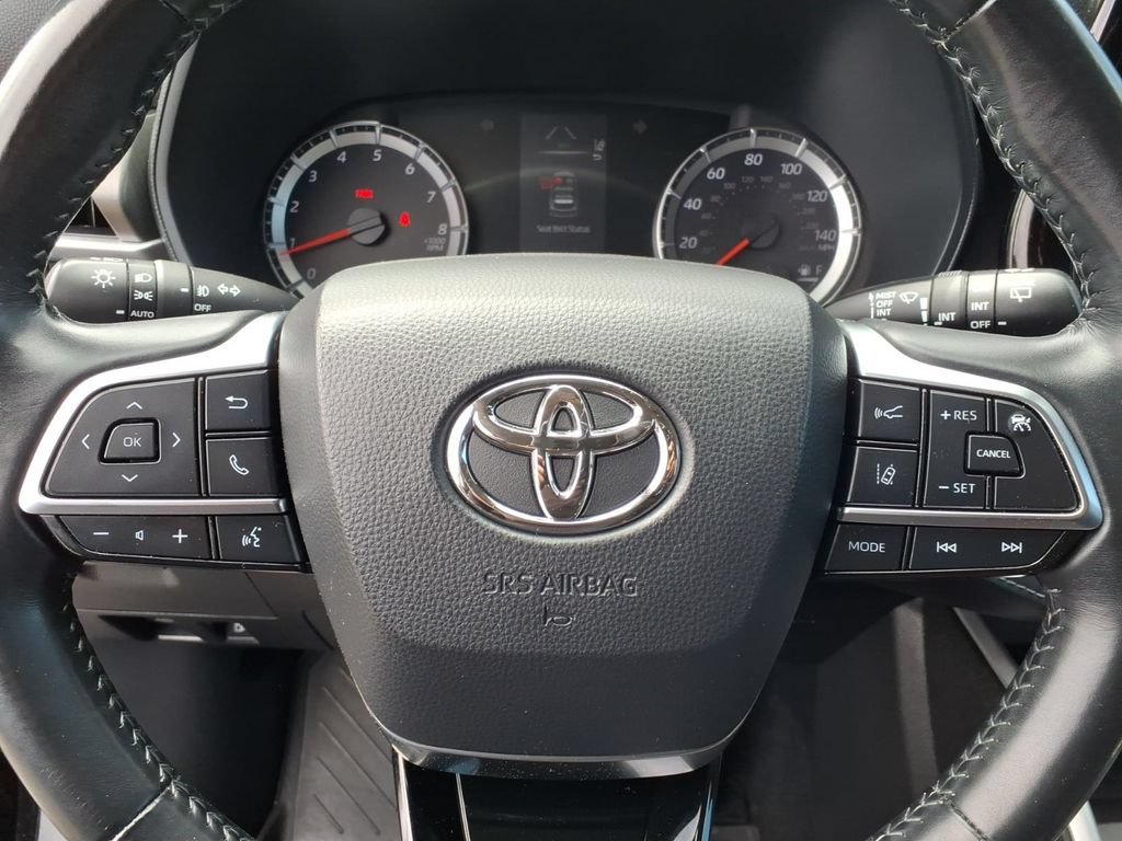 Used 2021 Toyota Highlander LE AWD/4WD image 5