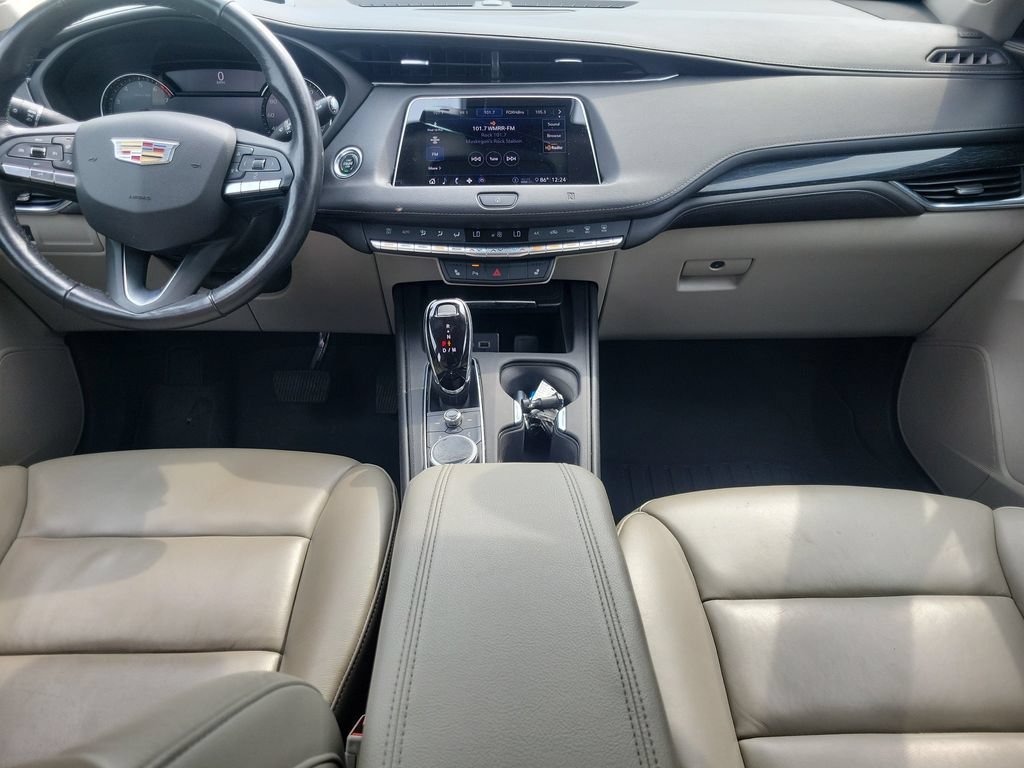 Used 2020 Cadillac XT4 Premium Luxury w/ Cold Weather Package AWD/4WD image 15