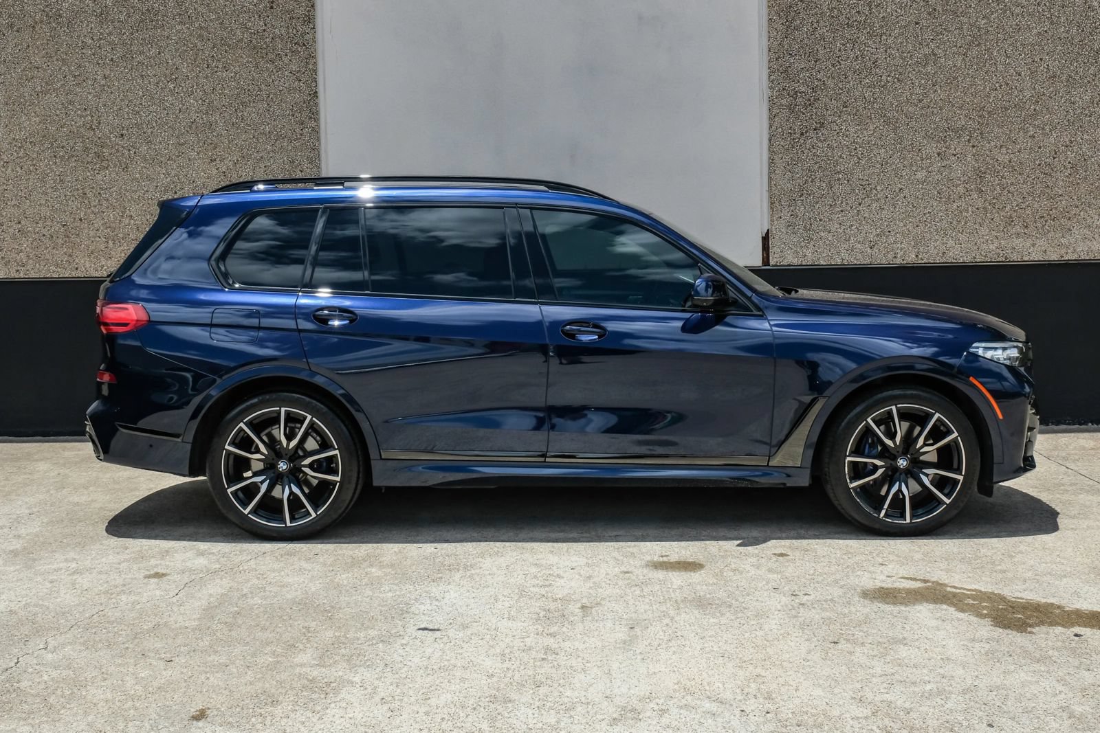 Used 2021 BMW X7 xDrive40i w/ M Sport Package AWD/4WD image 9