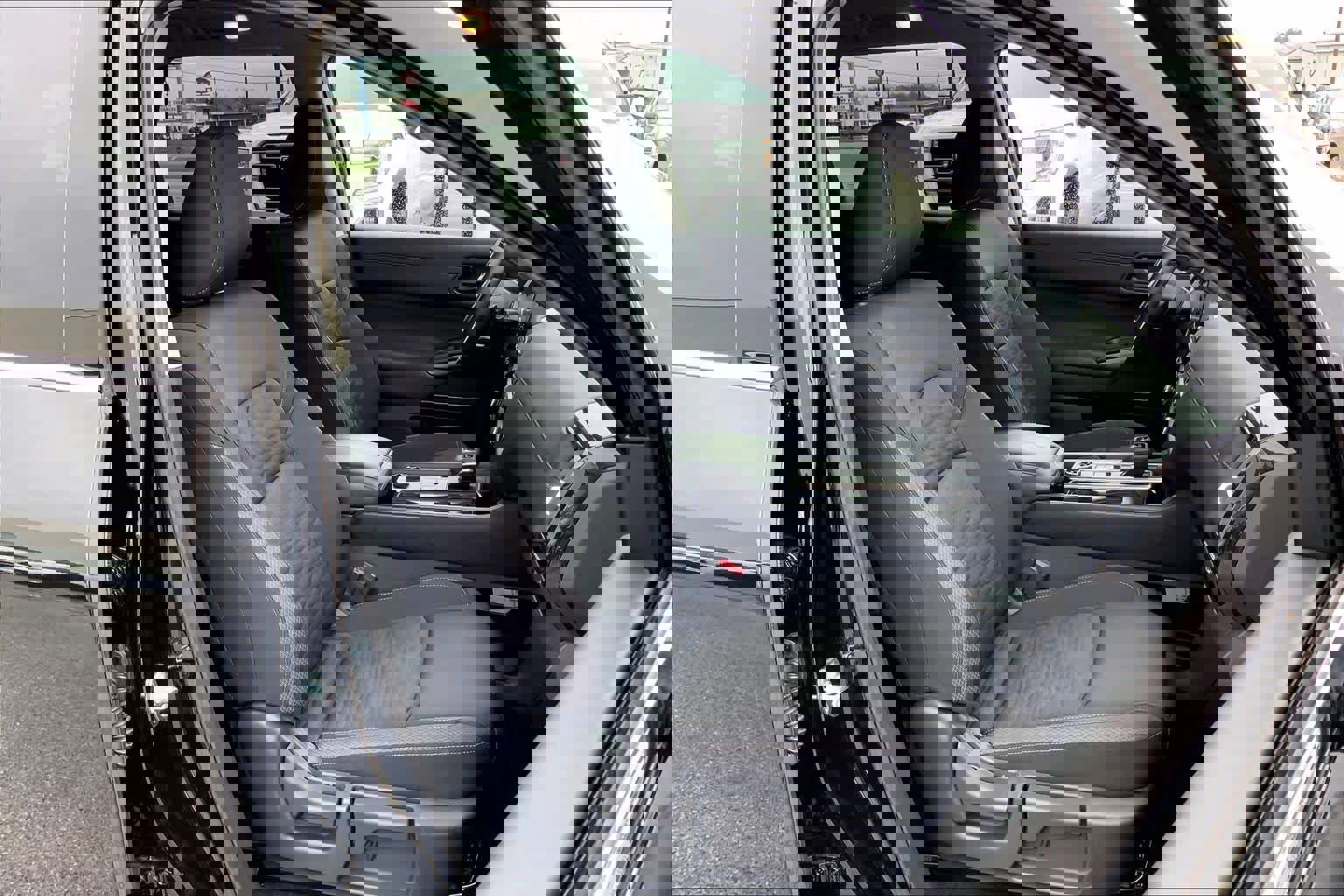 Used 2025 Nissan Pathfinder SV image 9