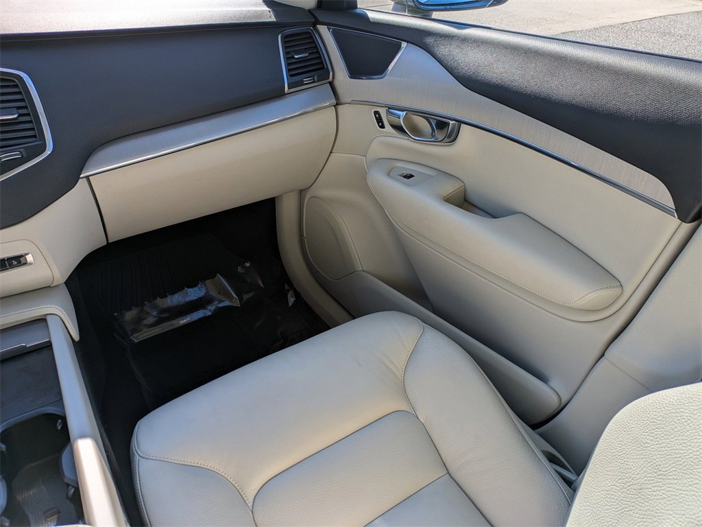 Certified 2022 Volvo XC90 T5 Momentum w/ Climate Package image 17