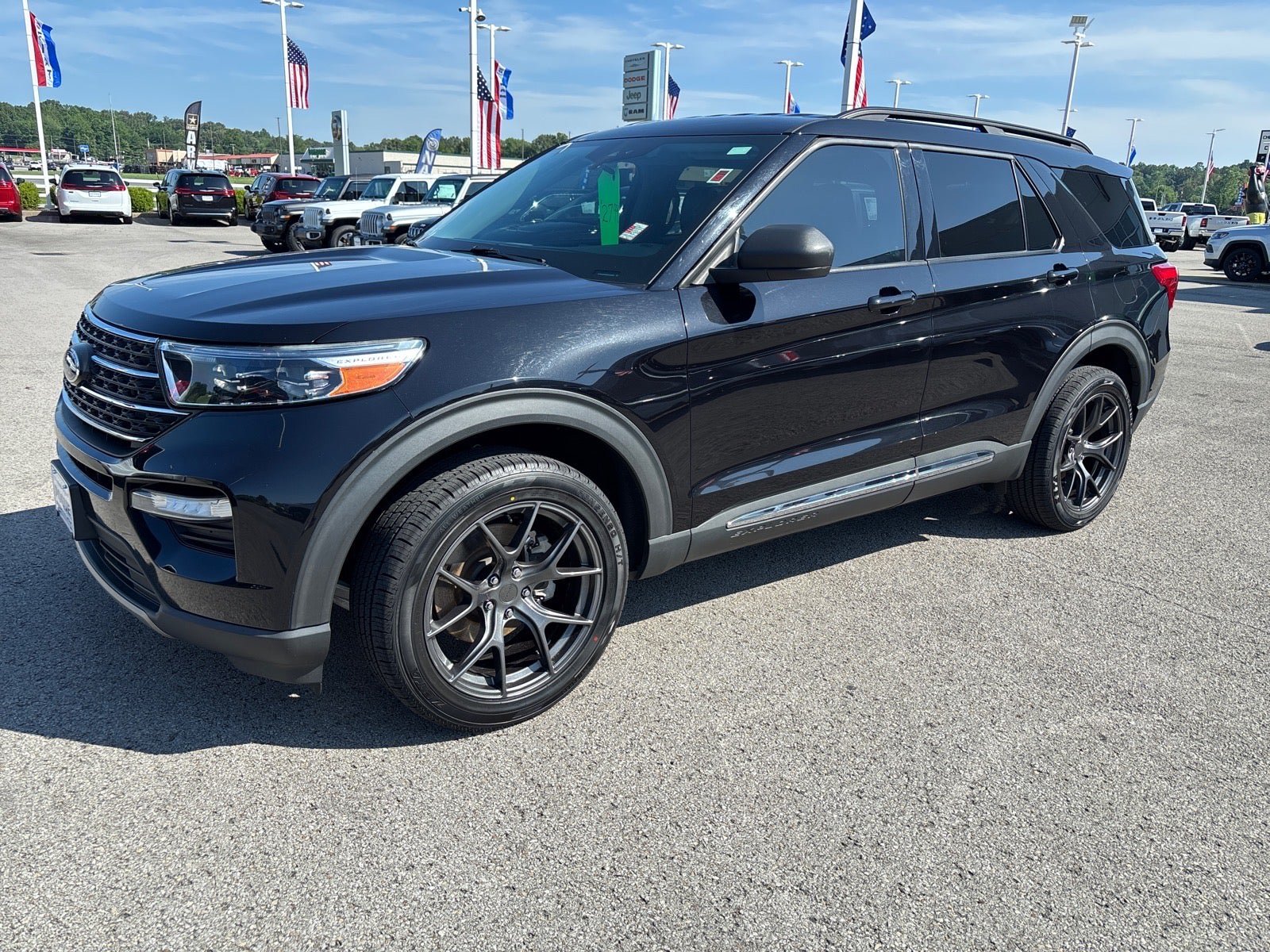 Used 2022 Ford Explorer XLT w/ Equipment Group 202A AWD/4WD image 4