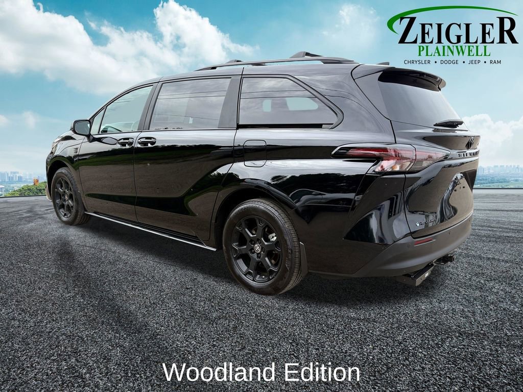 Used 2025 Toyota Sienna XLE Woodland Edition AWD/4WD image 3