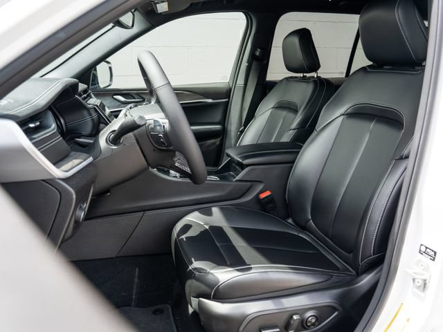 Used 2024 Jeep Grand Cherokee Limited w/ Black Appearance Package AWD/4WD image 5