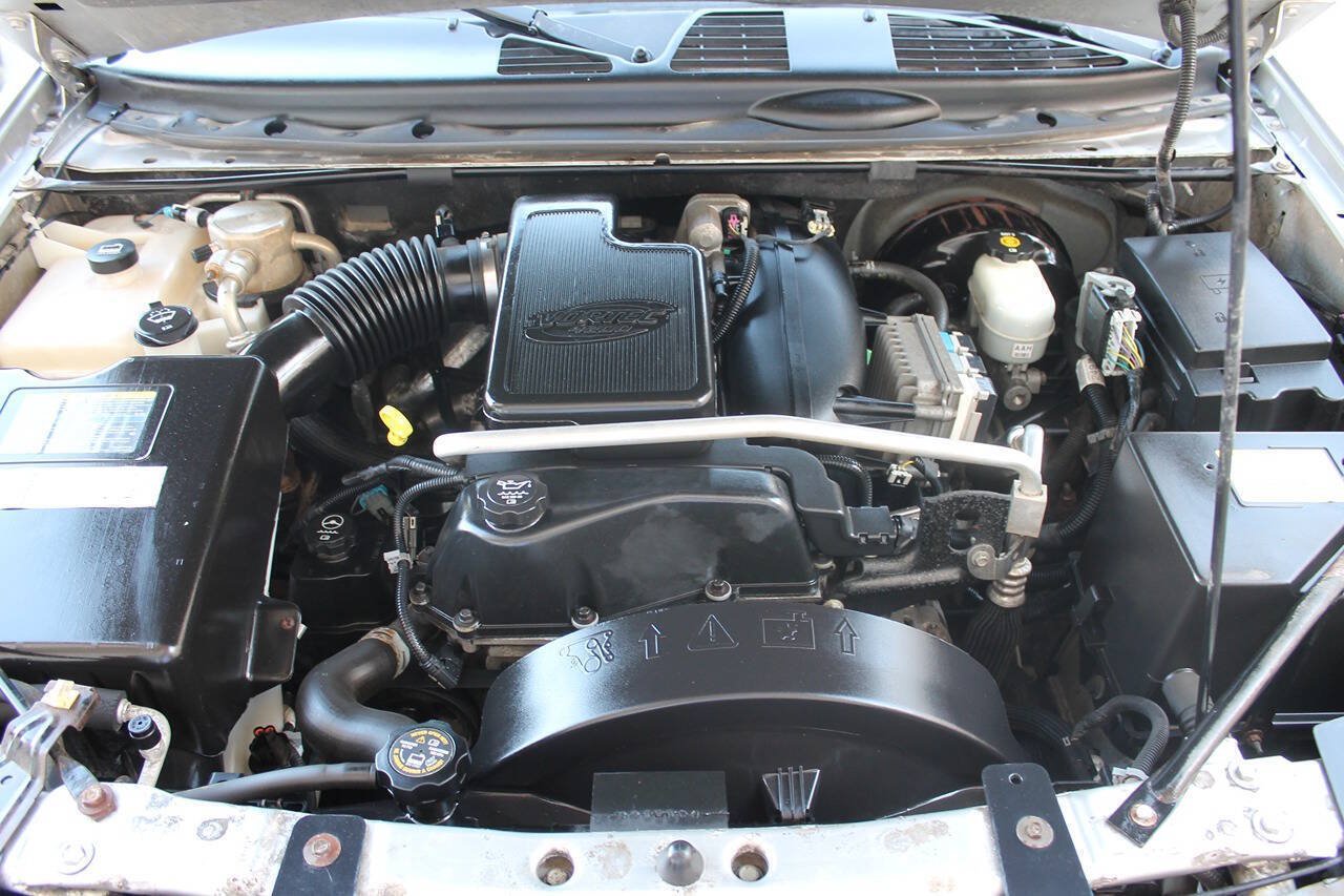 Used 2005 GMC Envoy XL SLT RWD image 36