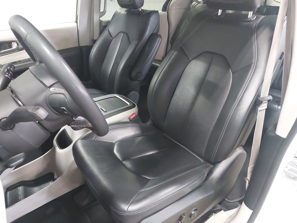 Used 2024 Chrysler Pacifica Touring-L FWD image 14