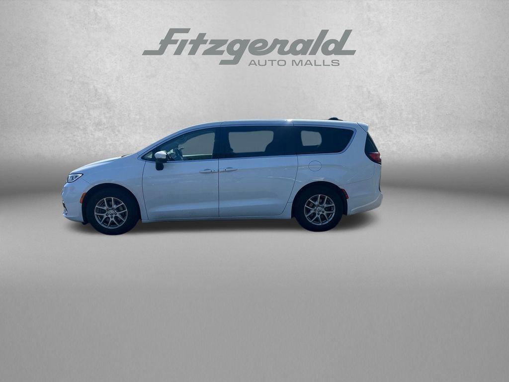 Used 2023 Chrysler Pacifica Touring-L image 4