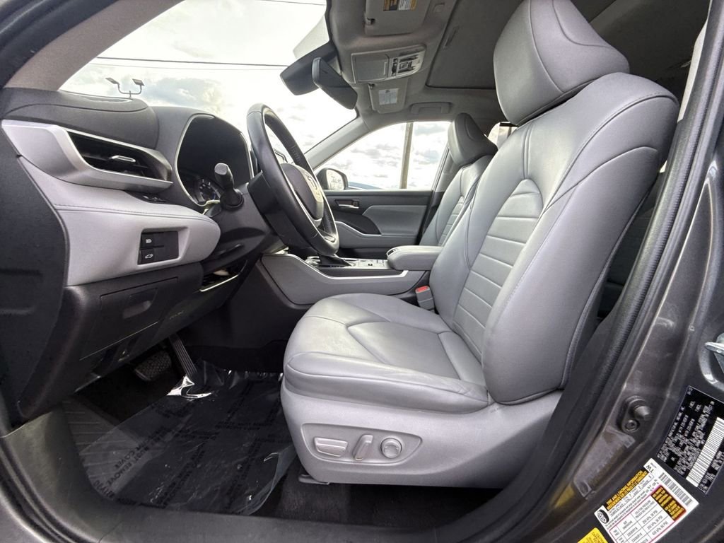 Used 2022 Toyota Highlander XLE image 13