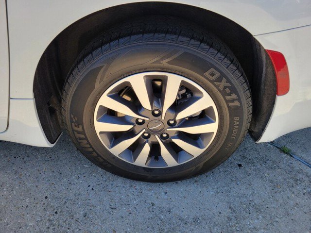 Used 2023 Chrysler Pacifica Touring-L image 10