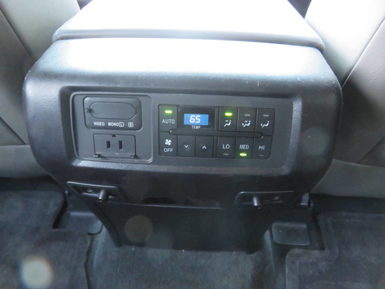 Used 2016 Toyota Sequoia Platinum image 19