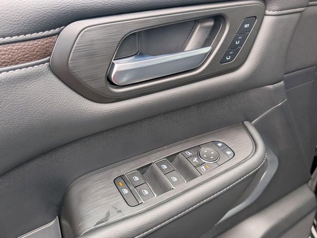 Used 2025 Nissan Armada Platinum image 25