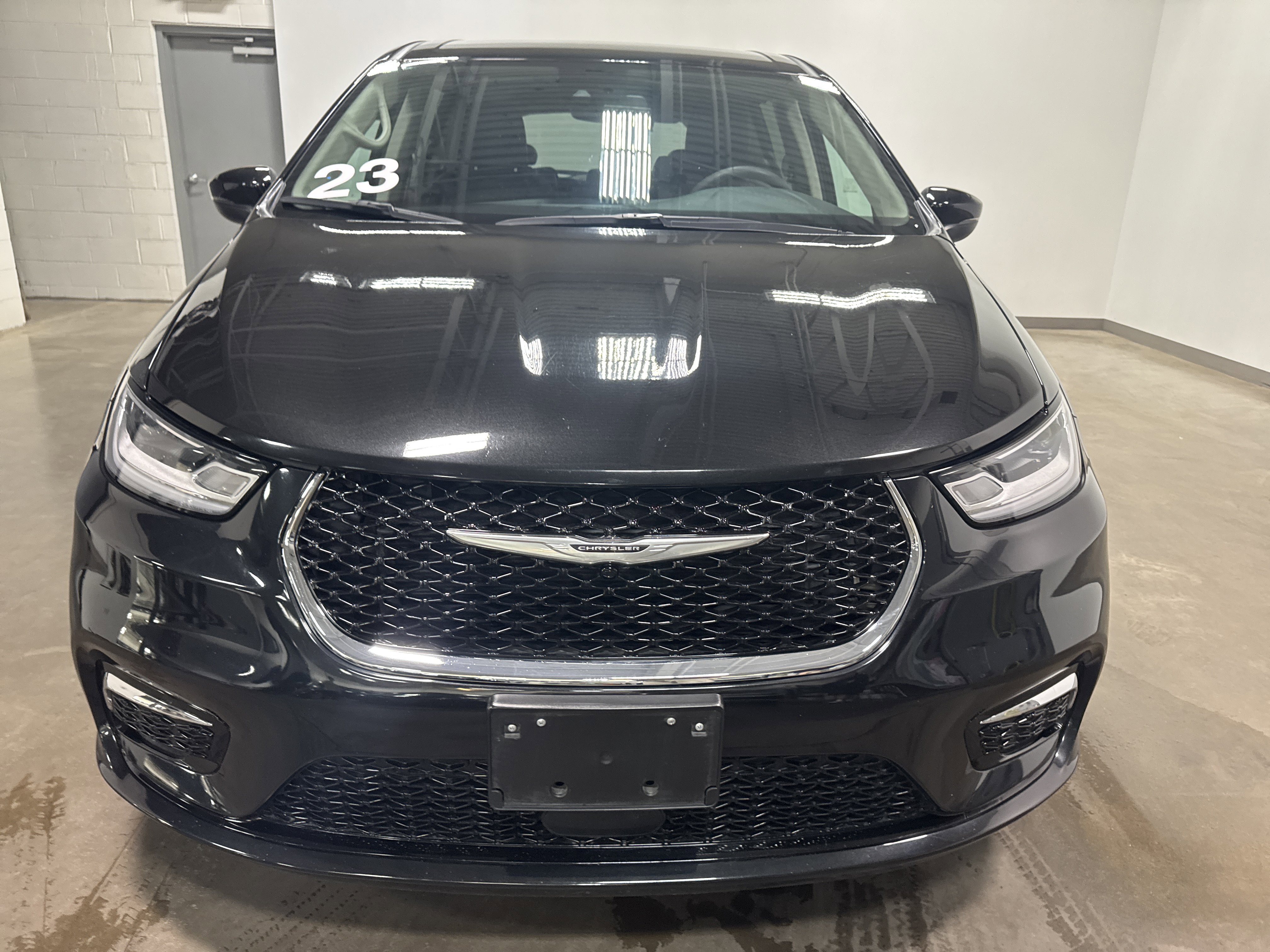 Used 2023 Chrysler Pacifica Touring-L FWD image 7