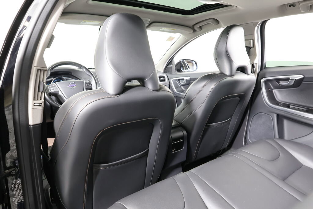 Used 2016 Volvo V60 T5 Cross Country Platinum image 14