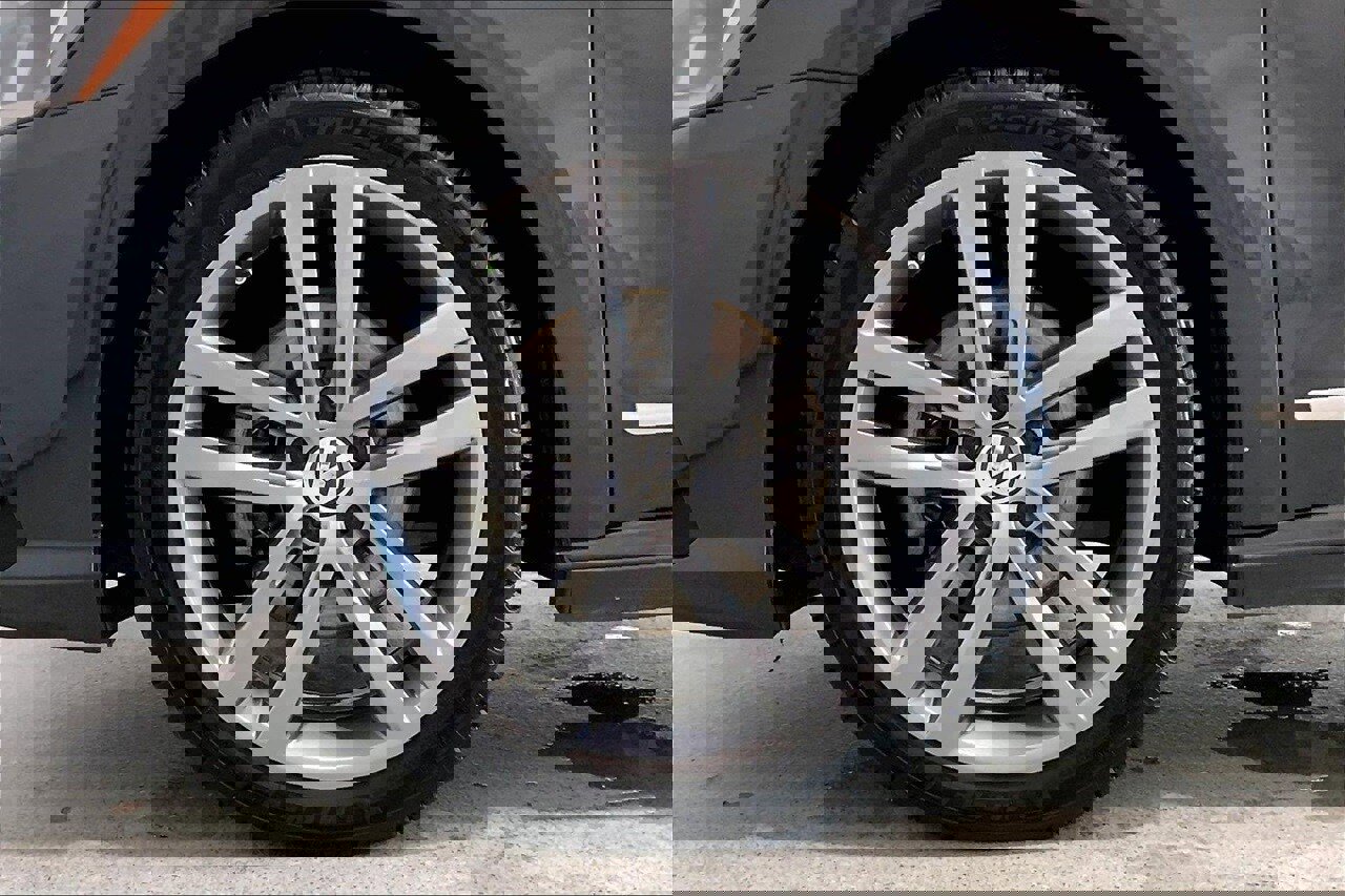 Used 2017 Volkswagen Passat 1.8T R-Line image 8