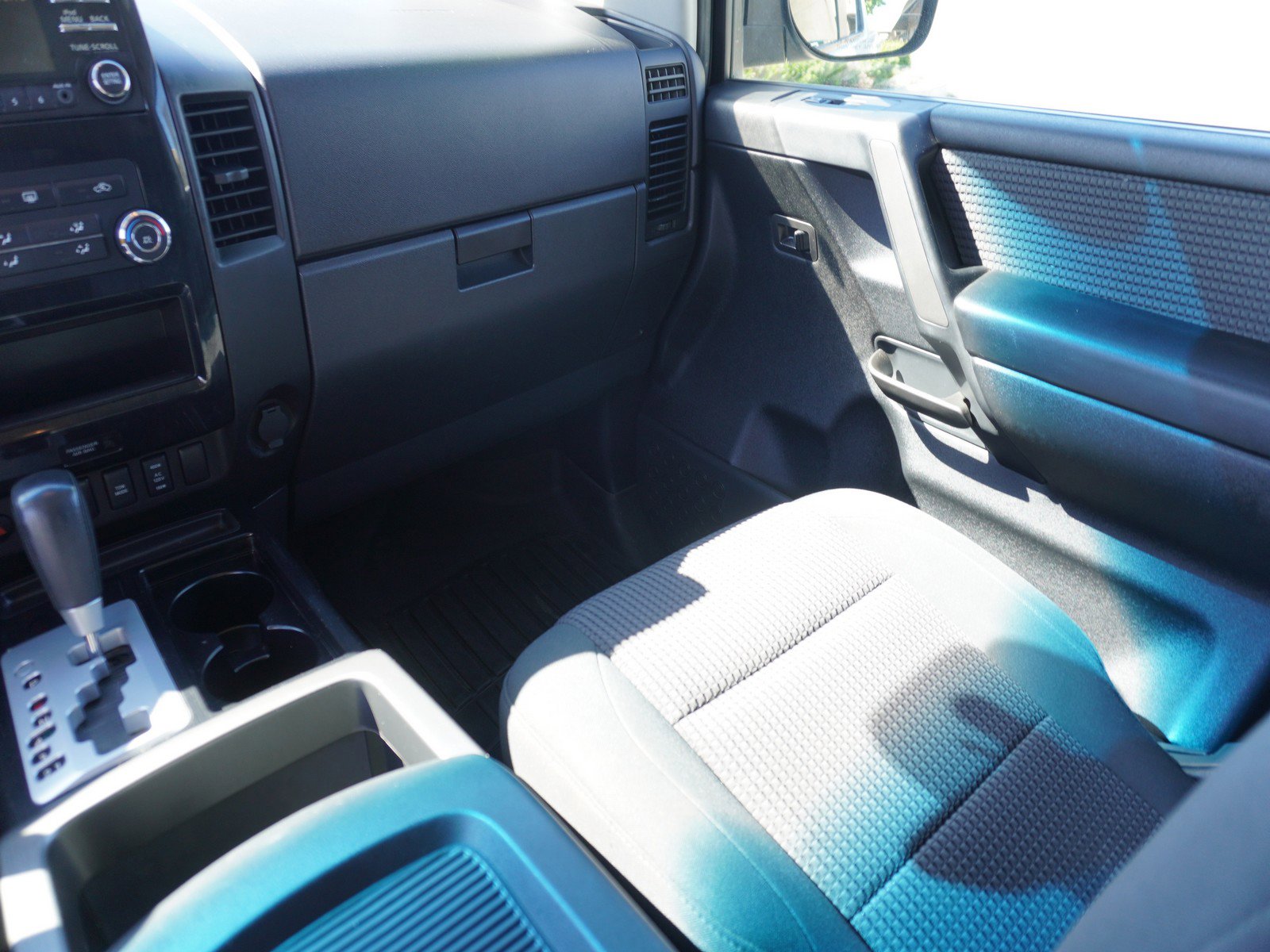 Used 2014 Nissan Titan SV w/ SV Value Truck Package image 18