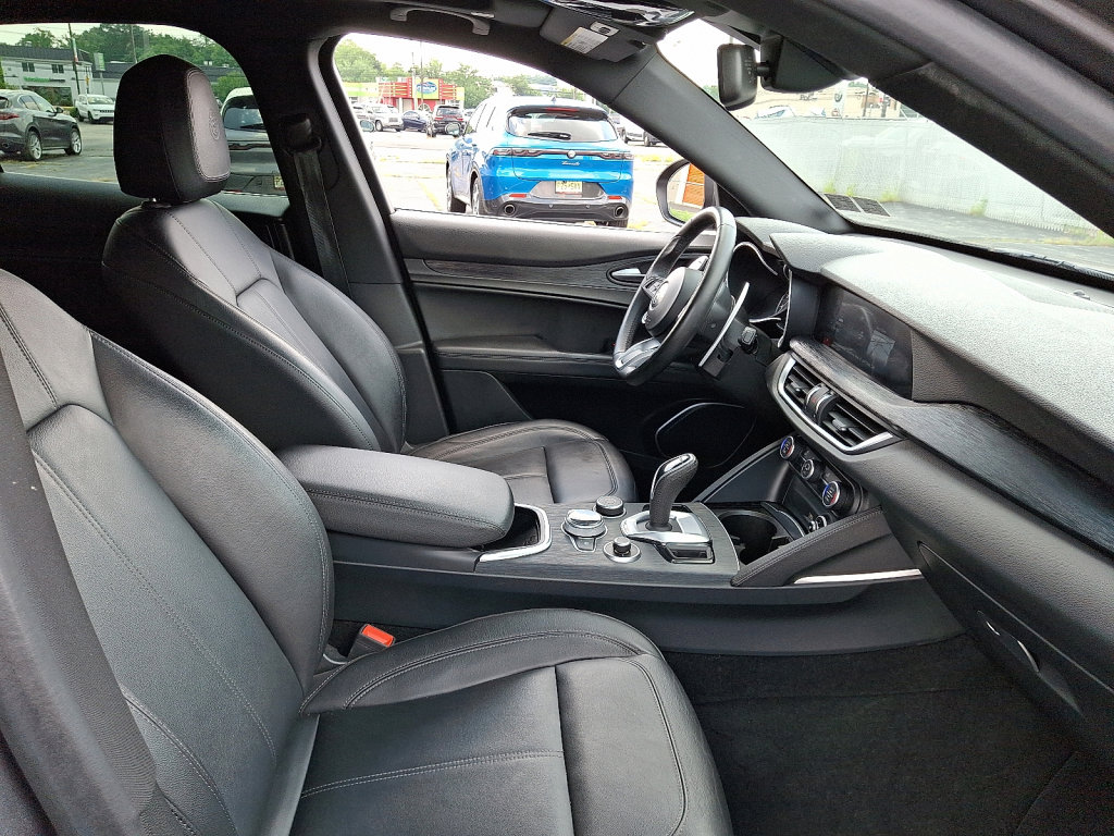 Used 2022 Alfa Romeo Stelvio Sprint image 12