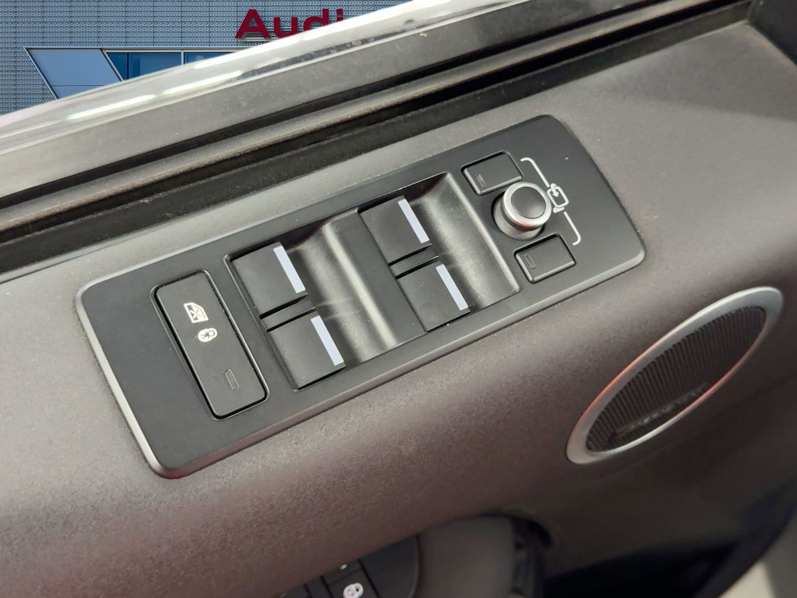 Used 2017 Land Rover Discovery HSE image 13