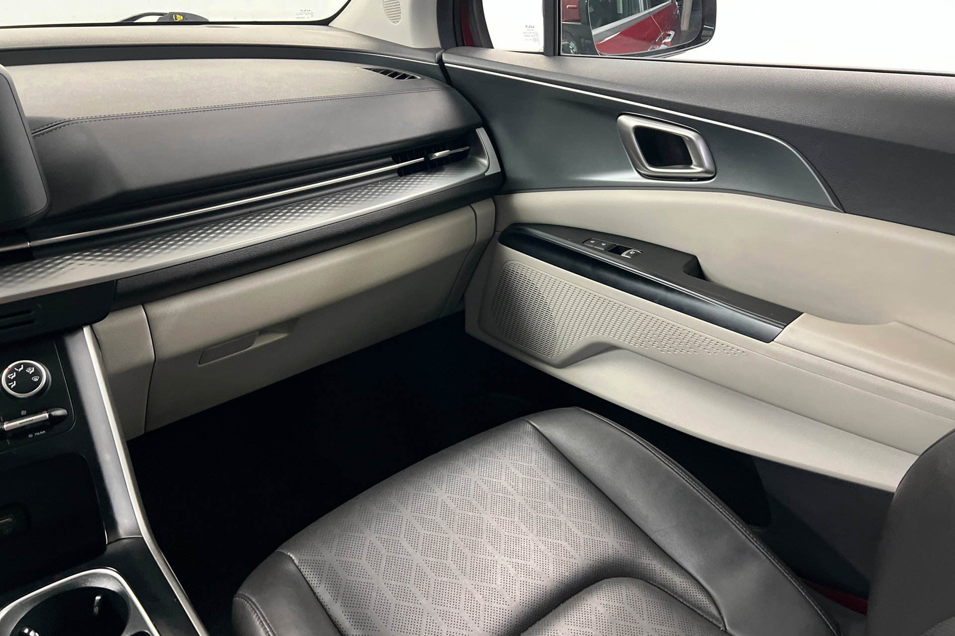 Used 2024 Kia Carnival LX image 11