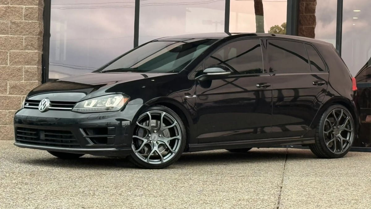 Used 2017 Volkswagen Golf R 4-Door AWD/4WD image 3