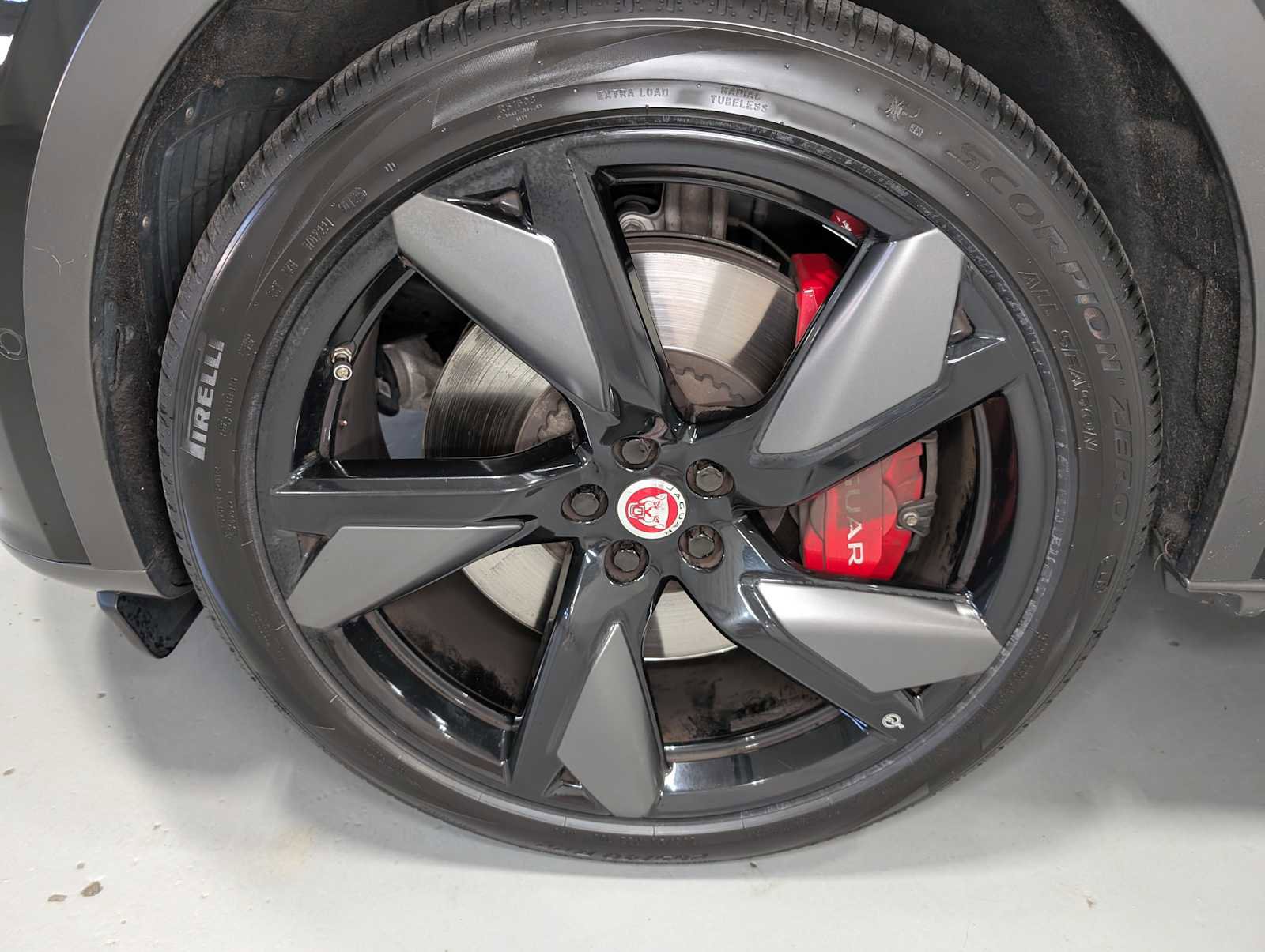 Used 2021 Jaguar F-PACE SVR image 3