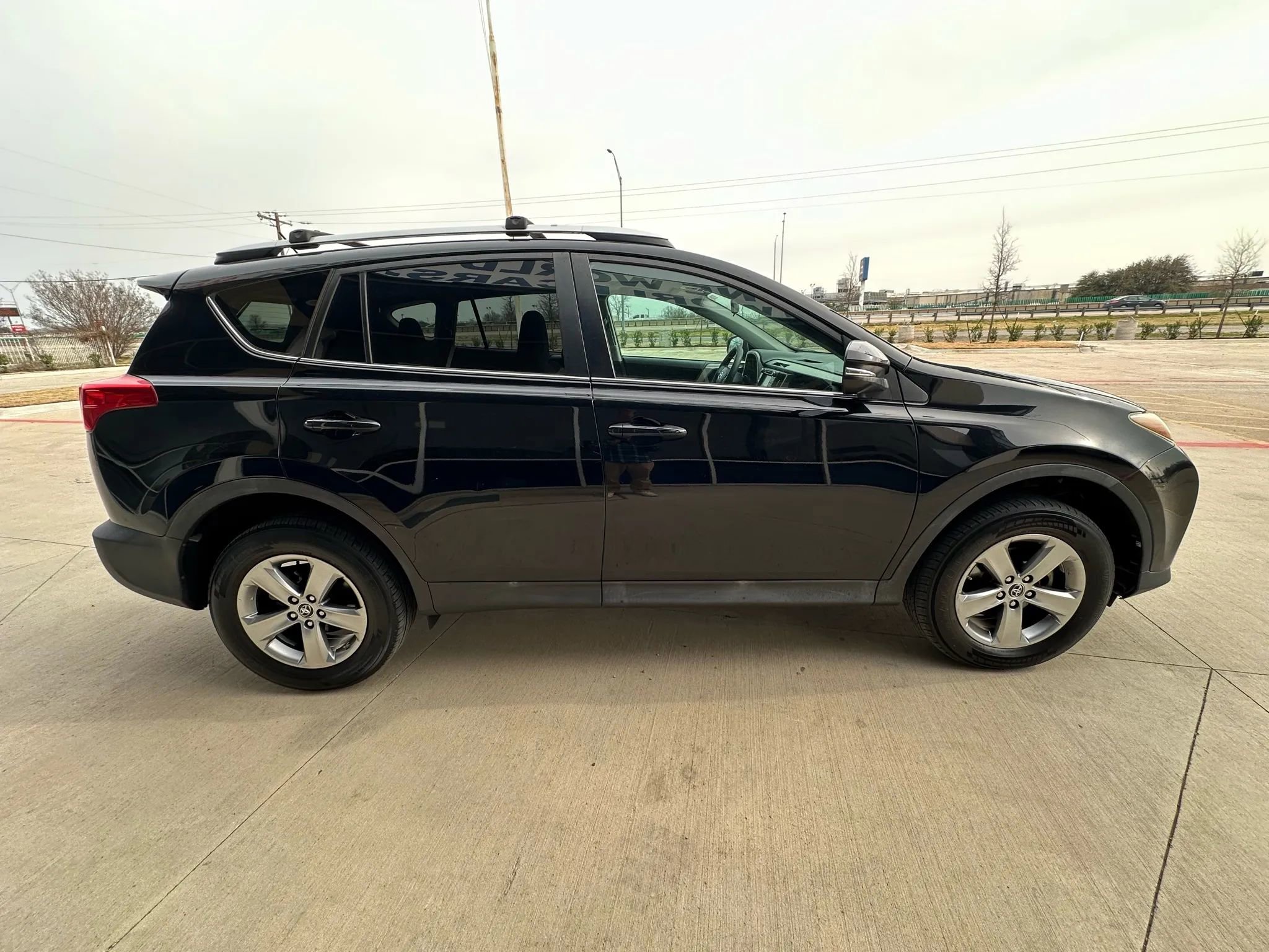 Used 2015 Toyota RAV4 XLE FWD image 6