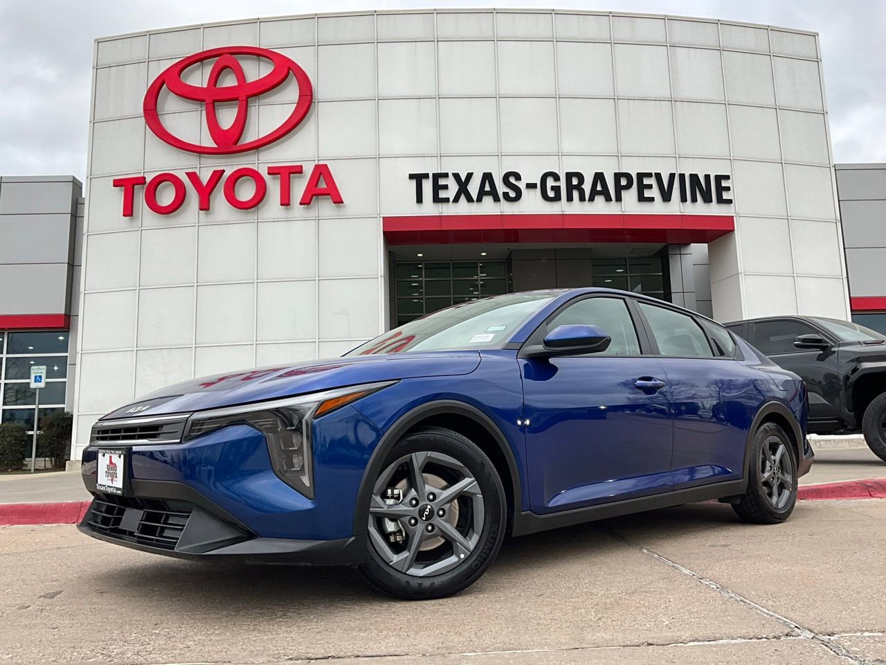 Used 2025 Kia K4 LXS image 2