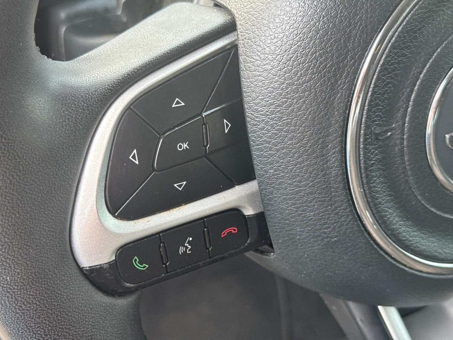 Used 2019 Jeep Renegade Latitude FWD image 28