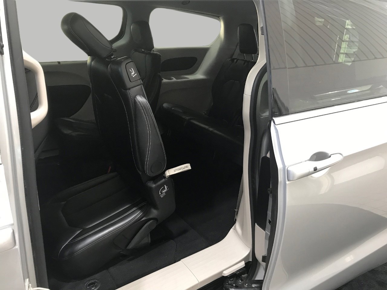 Used 2024 Chrysler Pacifica Touring-L image 30