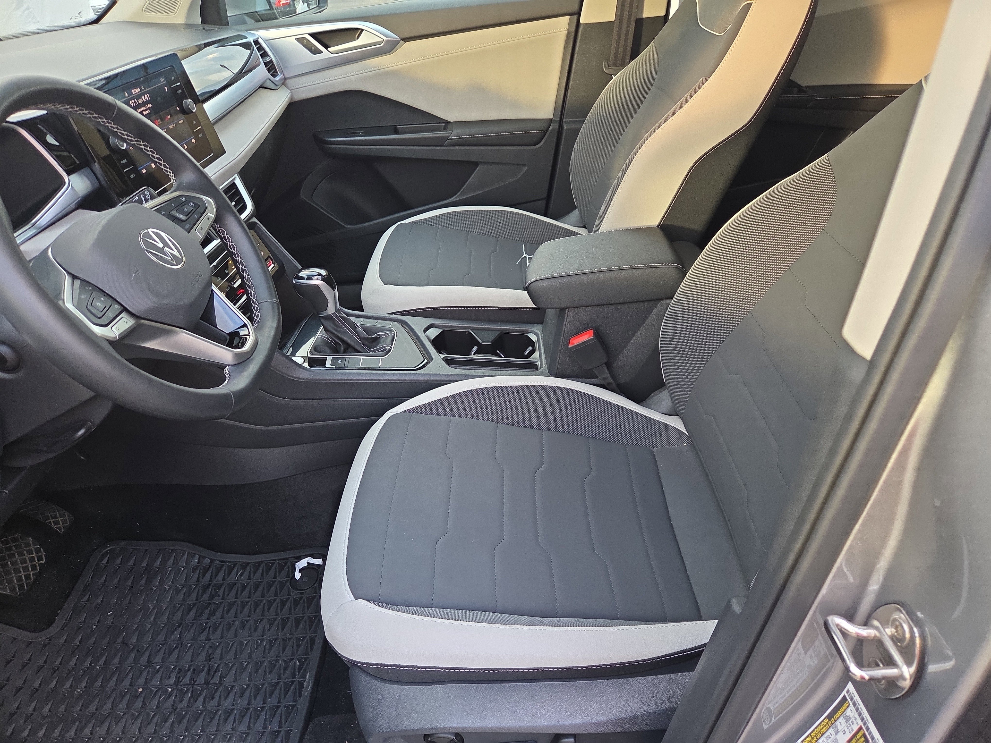 New 2025 Volkswagen Taos SE image 4