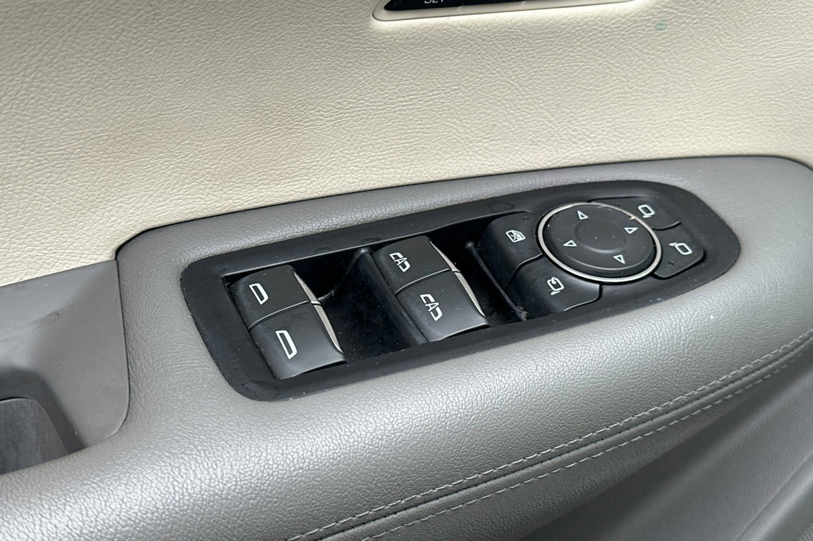 Used 2018 Cadillac XT5 Luxury w/ Driver Awareness Package image 14